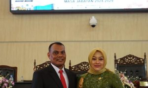 Bidan Hj Roma Uli Silalahi foto bersama suami usai dilantik menjadi anggota DPRD Medan Priode 2024-2029.BP/erwan