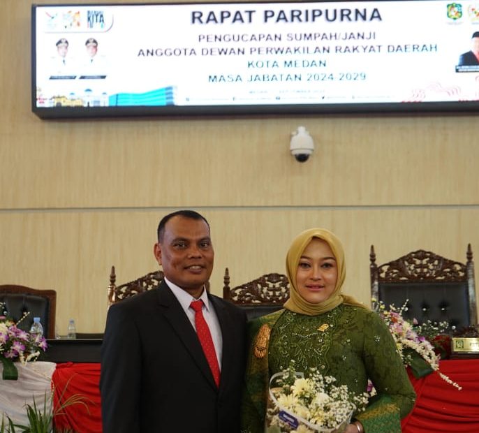 Bidan Hj Roma Uli Silalahi foto bersama suami usai dilantik menjadi anggota DPRD Medan Priode 2024-2029.BP/erwan