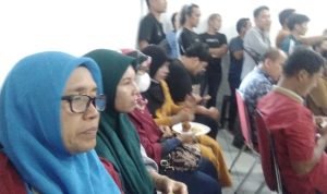 Pedagang Pasar Pusat Pasar Medan saat Rapat menolak Revitalisasi di Kantor PUD Pasar Medan. BP/erwan
