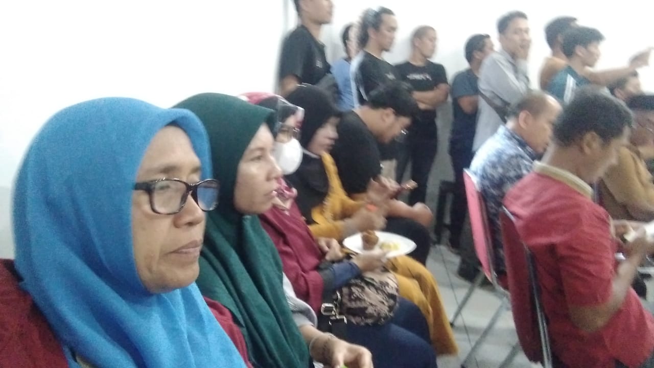 Pedagang Pasar Pusat Pasar Medan saat Rapat menolak Revitalisasi di Kantor PUD Pasar Medan. BP/erwan