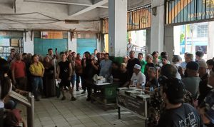 Puluhan pedagang dan tokoh pedagang Pasar Pusat Pasar Medan saat pertemuan di Lantai I Pasar Pusat Medan, Sabtu (21/9/2024) Sore. BP/erwan