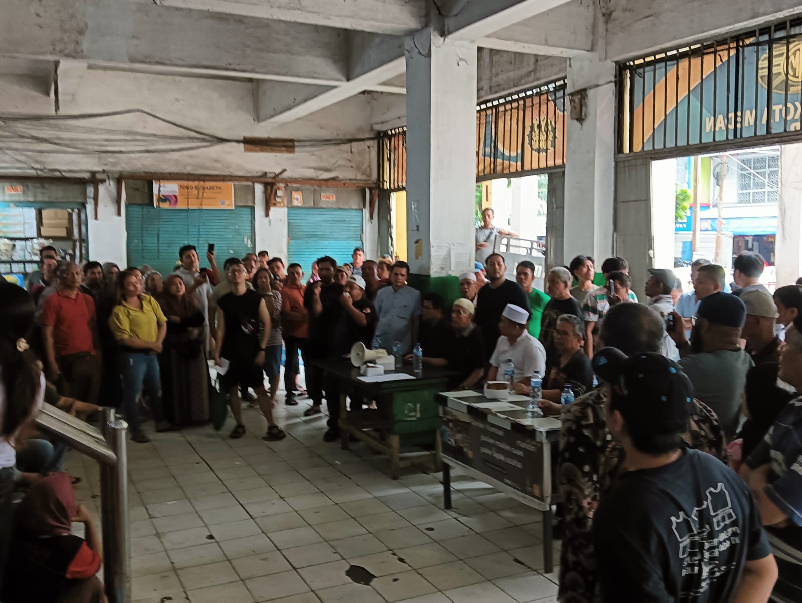 Puluhan pedagang dan tokoh pedagang Pasar Pusat Pasar Medan saat pertemuan di Lantai I Pasar Pusat Medan, Sabtu (21/9/2024) Sore. BP/erwan