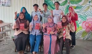 Foto penyerahan hadiah kepada para pemenang