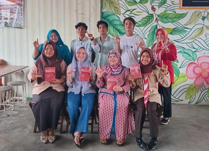Foto penyerahan hadiah kepada para pemenang