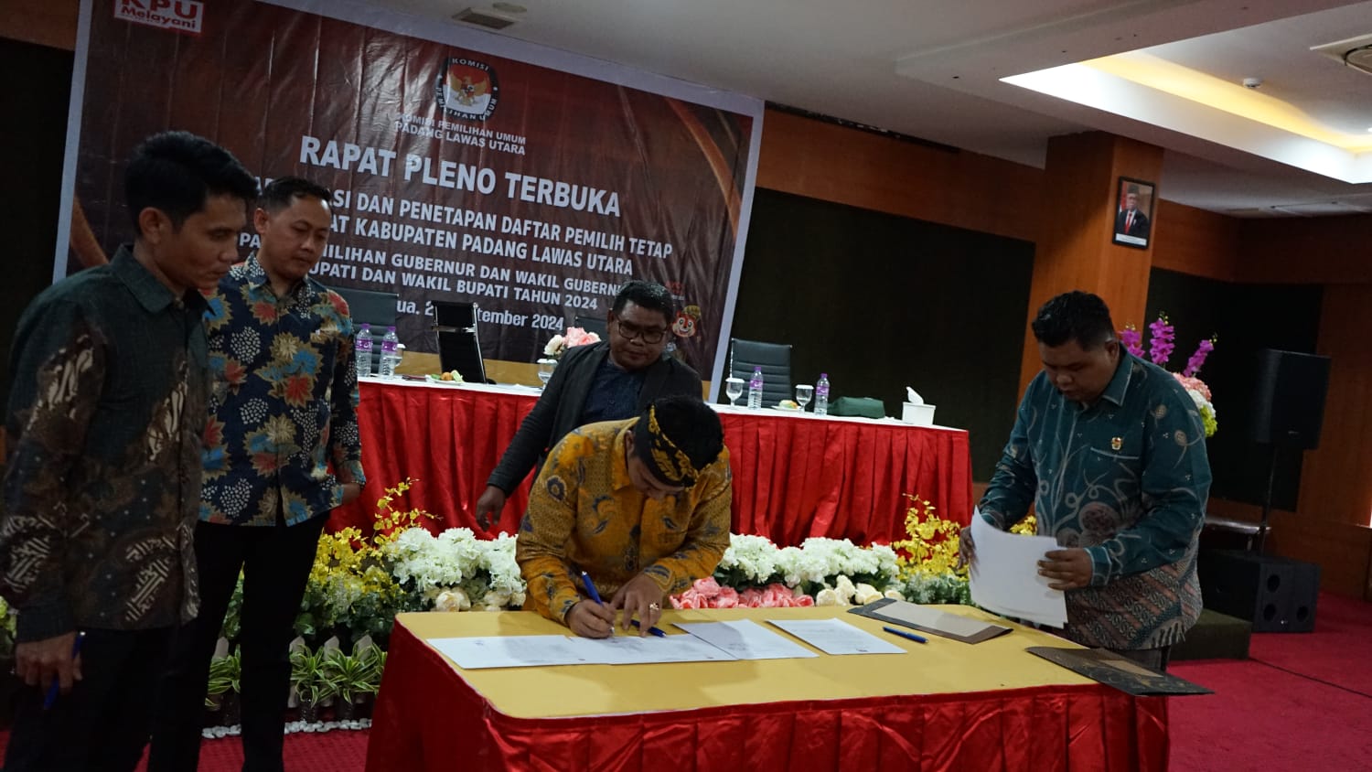 Sedang menandatangani hasil pleno