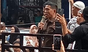 Dirut PUD Pasar Medan Suwarno, terlihat memberikan arahan dan mengingatkan pedagang di Pasar Pusat Pasar Medan untuk tertib dalam menyalurkan aspirasi ke Balai Kota Medan. BP/erwan