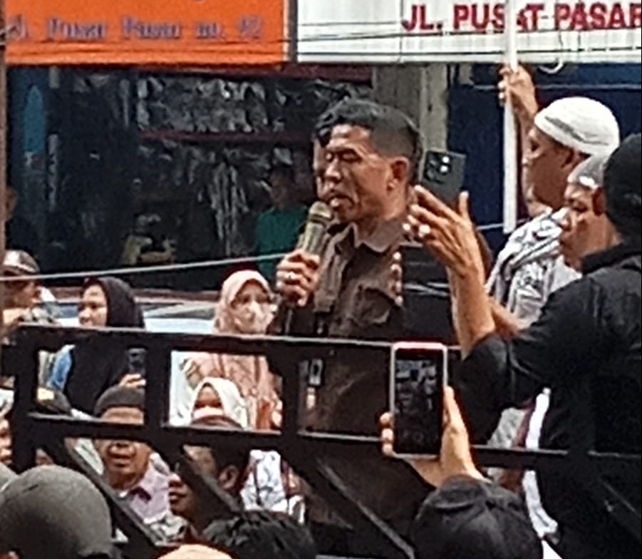 Dirut PUD Pasar Medan Suwarno, terlihat memberikan arahan dan mengingatkan pedagang di Pasar Pusat Pasar Medan untuk tertib dalam menyalurkan aspirasi ke Balai Kota Medan. BP/erwan