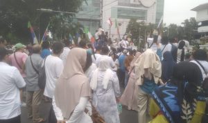 Pedagang Pasar Pusat Pasar Medan saat melakukan aksi demo di Balai Kota Medan, Senin (23/9/2024). BP/erwan