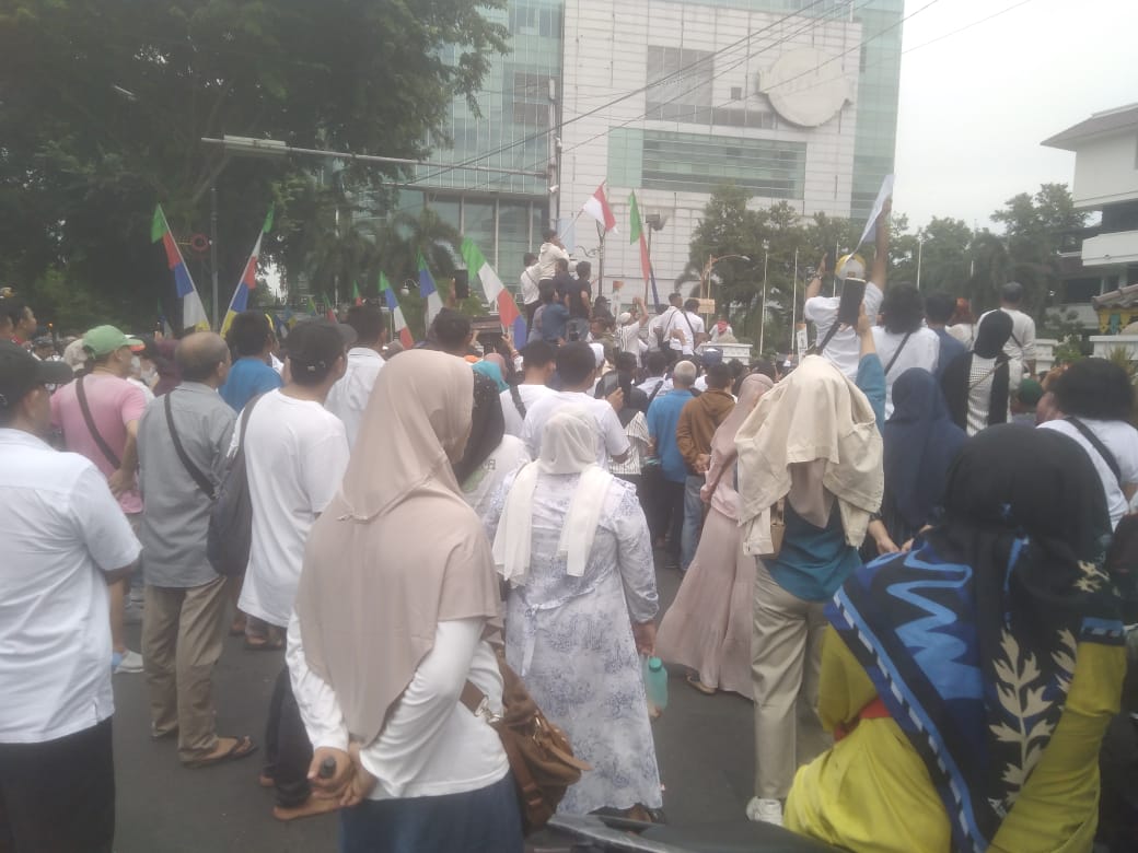 Pedagang Pasar Pusat Pasar Medan saat melakukan aksi demo di Balai Kota Medan, Senin (23/9/2024). BP/erwan