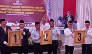 Paslon Wali Kota dan Wakil Wali Kota Padangsidimpuan usai pencabutan dan penetapan Nomor Urut oleh KPU Kota Padangsidimpuan, Senin (23/9-24). Foto : BP/Ist