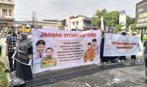 massa guru melakukan aksi demontrasi di Markas Polda Sumut.(Istimewa)