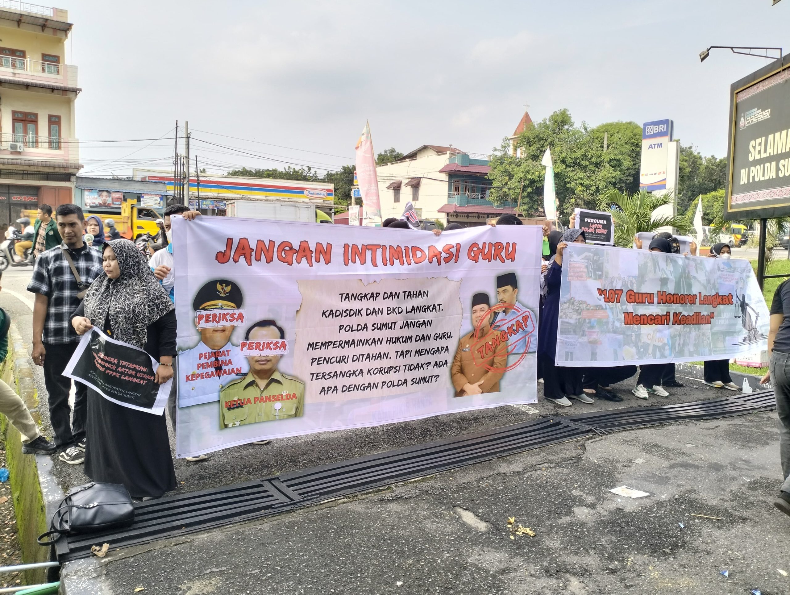 massa guru melakukan aksi demontrasi di Markas Polda Sumut.(Istimewa)