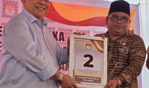 Poto H. Hamsiruddin Siregar dan ketua KPU paluta saat gelar pengundian nomor urut paslon.