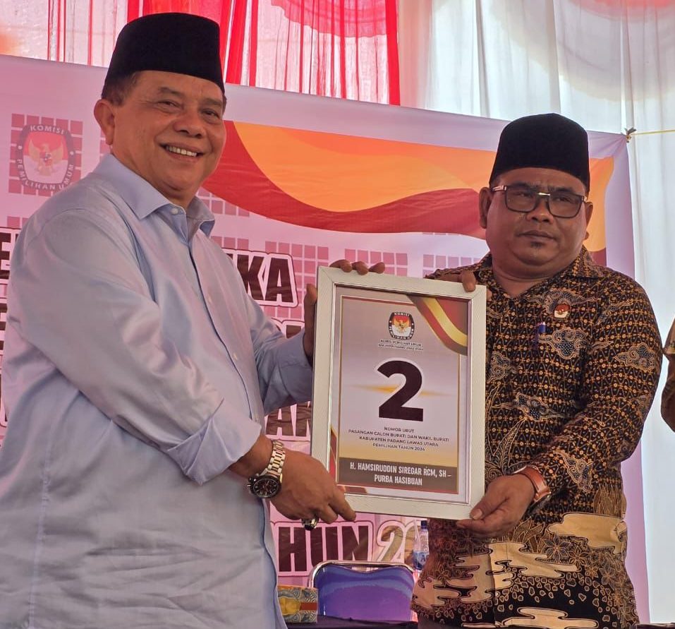 Poto H. Hamsiruddin Siregar dan ketua KPU paluta saat gelar pengundian nomor urut paslon.