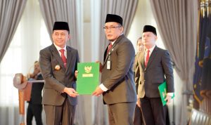 Wakil Wali Kota Medan H Aulia Rachman saat menerima SK Plt Wali Kota Medan dari Pj Gubsu A Fatoni di Aula Tengku Rizal Nurdin, Senin (23/9/2024). BP/ist