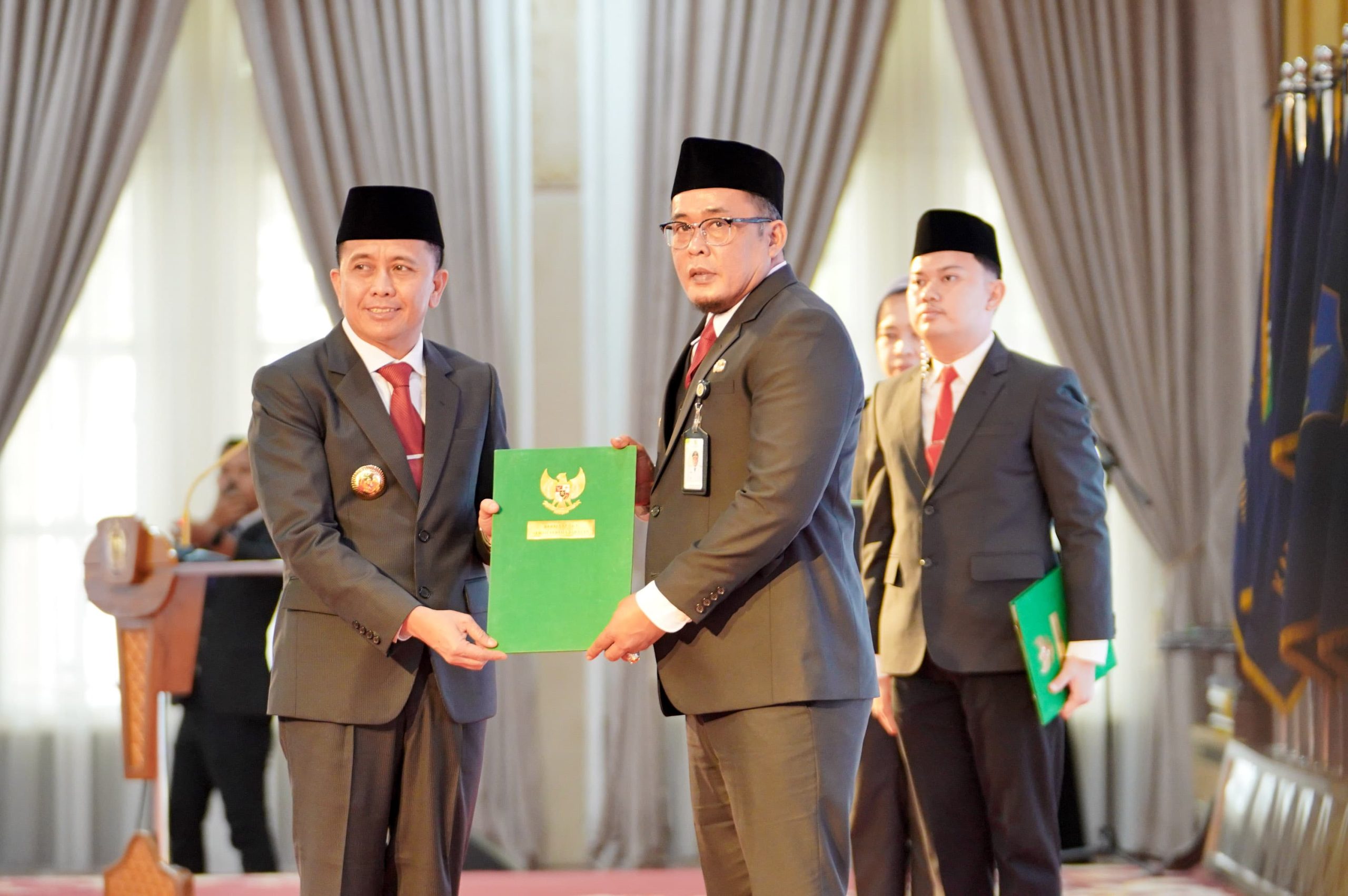 Wakil Wali Kota Medan H Aulia Rachman saat menerima SK Plt Wali Kota Medan dari Pj Gubsu A Fatoni di Aula Tengku Rizal Nurdin, Senin (23/9/2024). BP/ist