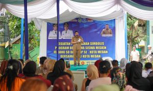 Wali Kota Medan Bobby Nasution saat memberikan sambutannya saat penyerahan program BSM di SMP Negeri 7 Medan. BP/erwan