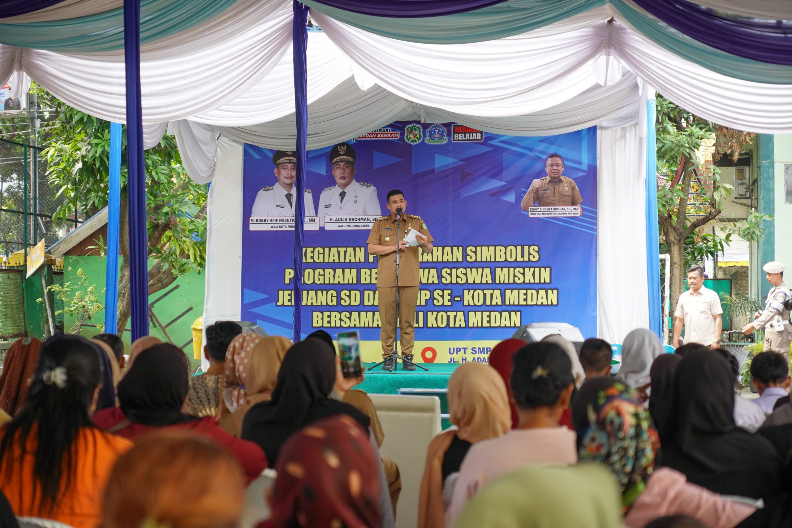 Wali Kota Medan Bobby Nasution saat memberikan sambutannya saat penyerahan program BSM di SMP Negeri 7 Medan. BP/erwan