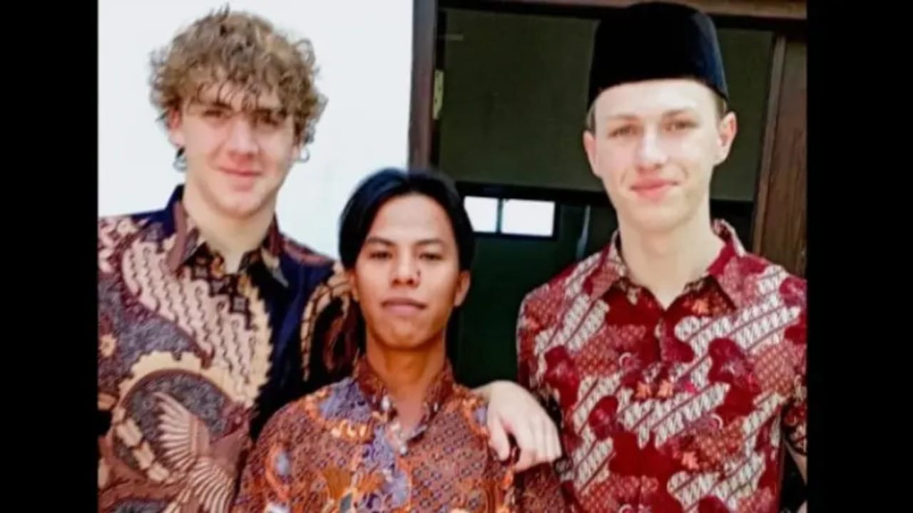 Viral : 2 Pria WNA Jadi Pelayan di Pernikahan Klaten, Lengkap dengan Peci dan Sarung (Foto: TikTok @panitia_kembar)