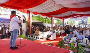 Wali Kota Medan Bobby Nasution saat menyampaikan arahannya saat peletakan baru pertama revitalisasi Pasar Simalingkar. BP/erwan