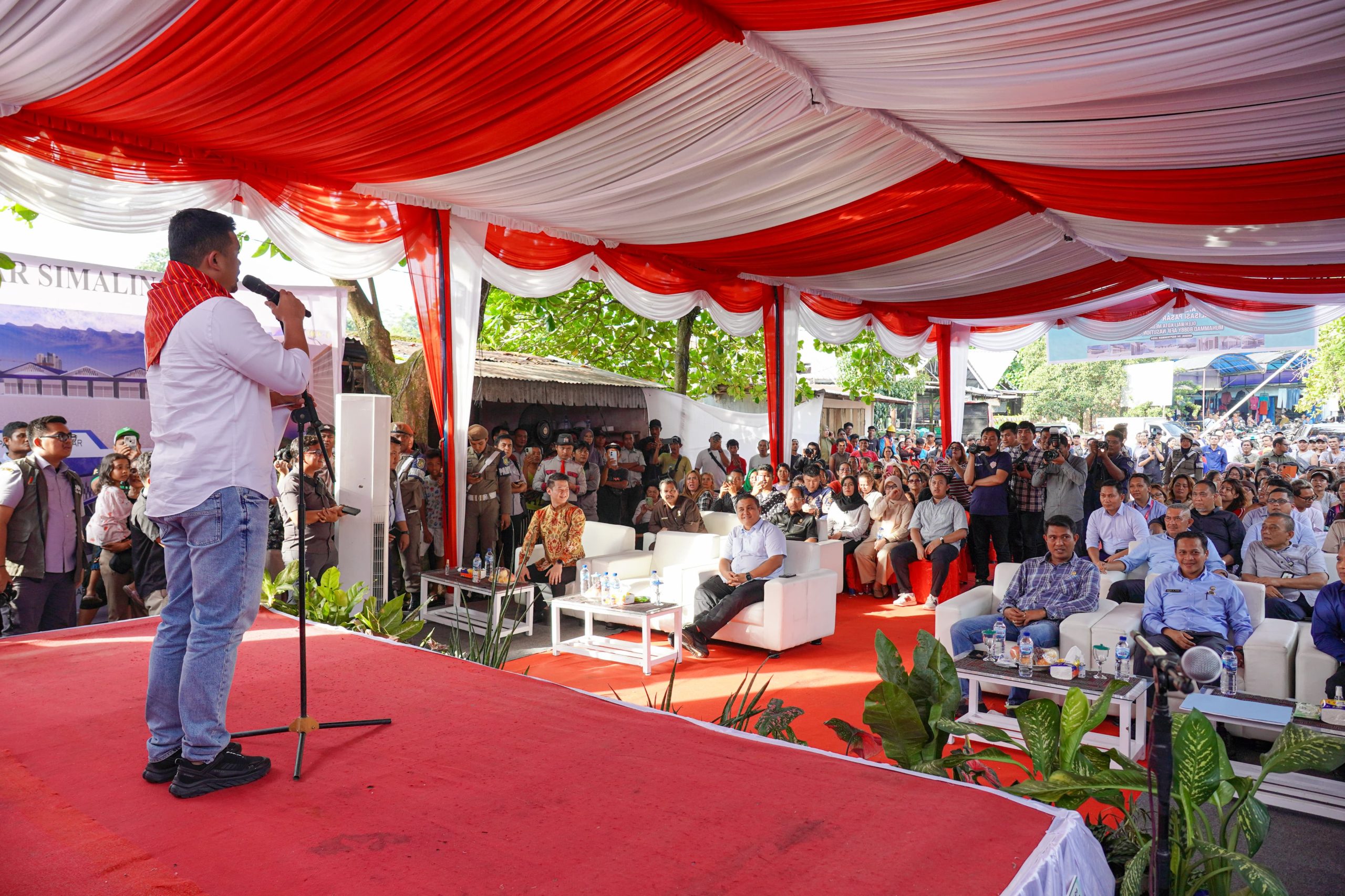 Wali Kota Medan Bobby Nasution saat menyampaikan arahannya saat peletakan baru pertama revitalisasi Pasar Simalingkar. BP/erwan