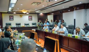 Wali Kota Medan Bobby Nasution saat berdiskusi dengan perwakilan pedagang Pasar Pusat di Balai Kota Medan, Selasa (24/9/2024). BP/erwan