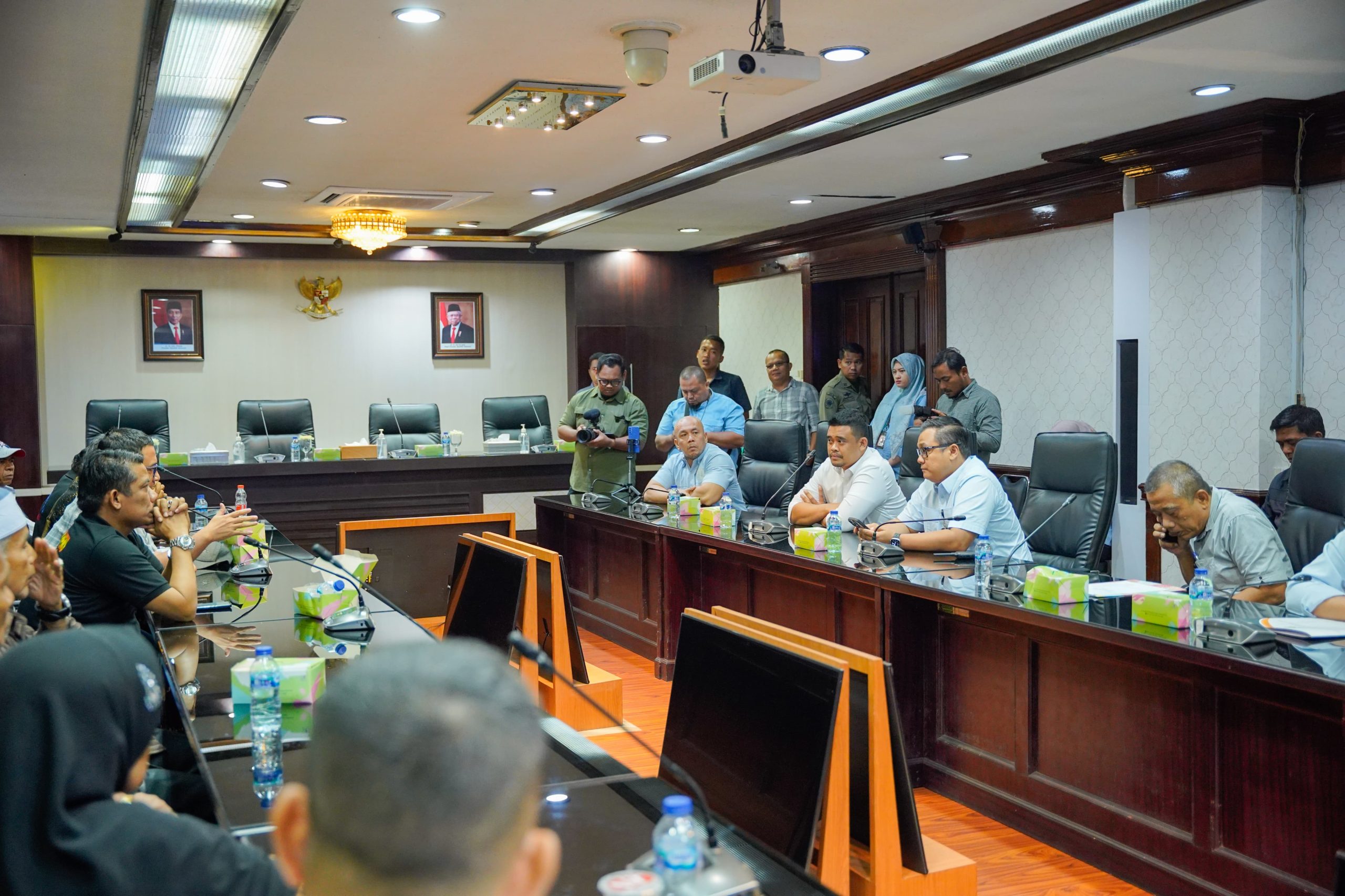 Wali Kota Medan Bobby Nasution saat berdiskusi dengan perwakilan pedagang Pasar Pusat di Balai Kota Medan, Selasa (24/9/2024). BP/erwan