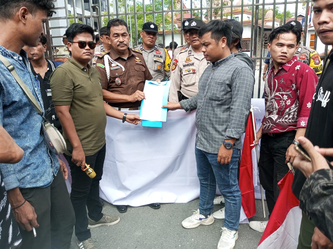 Mahasiswa GMPR Tuntut Penyelidikan Kasus Korupsi PUPR Kampar di Depan Kantor Kejati Riau