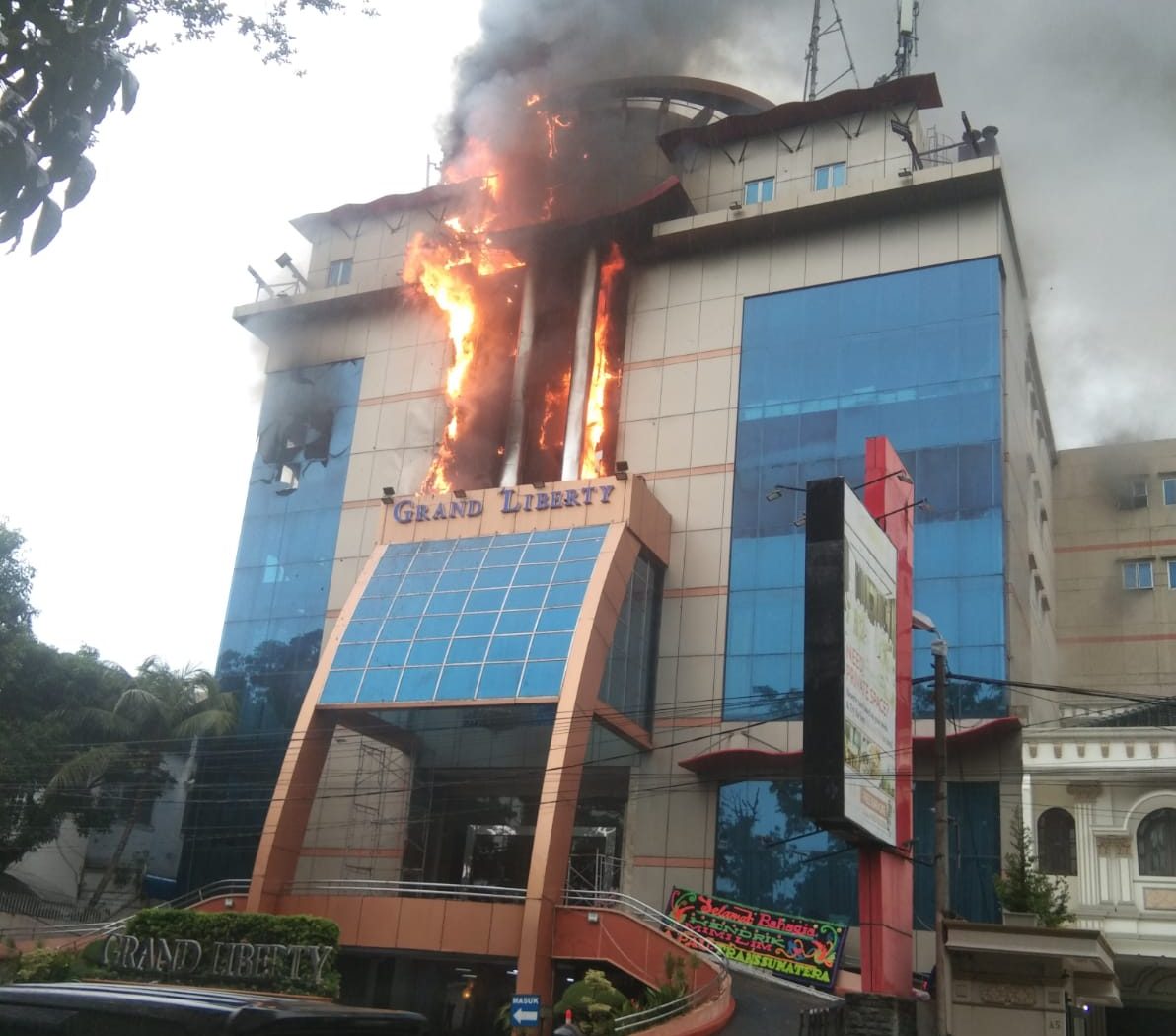 Hotel Grand Liberty Jalan Kol Yos Surso Medan terbakar. BP/erwan