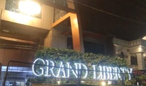 Hotel Grand Liberty Jalan Yos Sudarso Medan terpasang Police Line pasca terbakar. BP/erwan