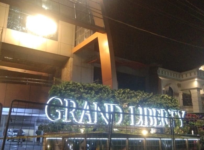 Hotel Grand Liberty Jalan Yos Sudarso Medan terpasang Police Line pasca terbakar. BP/erwan