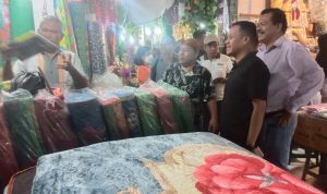 Plt Dirut PUD Pasar Medan Imam Abdul Hadi didampingi Dirop Ismail Pardede, Dirkeu Fernando Napitupulu saat menyambangi pedagang Pasar Pusat Pasar Medan, Sabtu (29/9/2024). BP/erwan