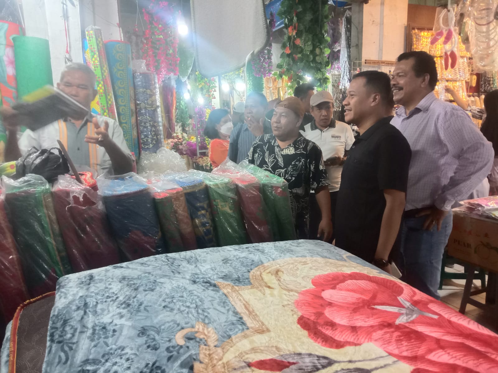 Plt Dirut PUD Pasar Medan Imam Abdul Hadi didampingi Dirop Ismail Pardede, Dirkeu Fernando Napitupulu saat menyambangi pedagang Pasar Pusat Pasar Medan, Sabtu (29/9/2024). BP/erwan