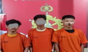 Ketiga pelaku yang diamanatkan petugas kepolisian.(Istimewa).