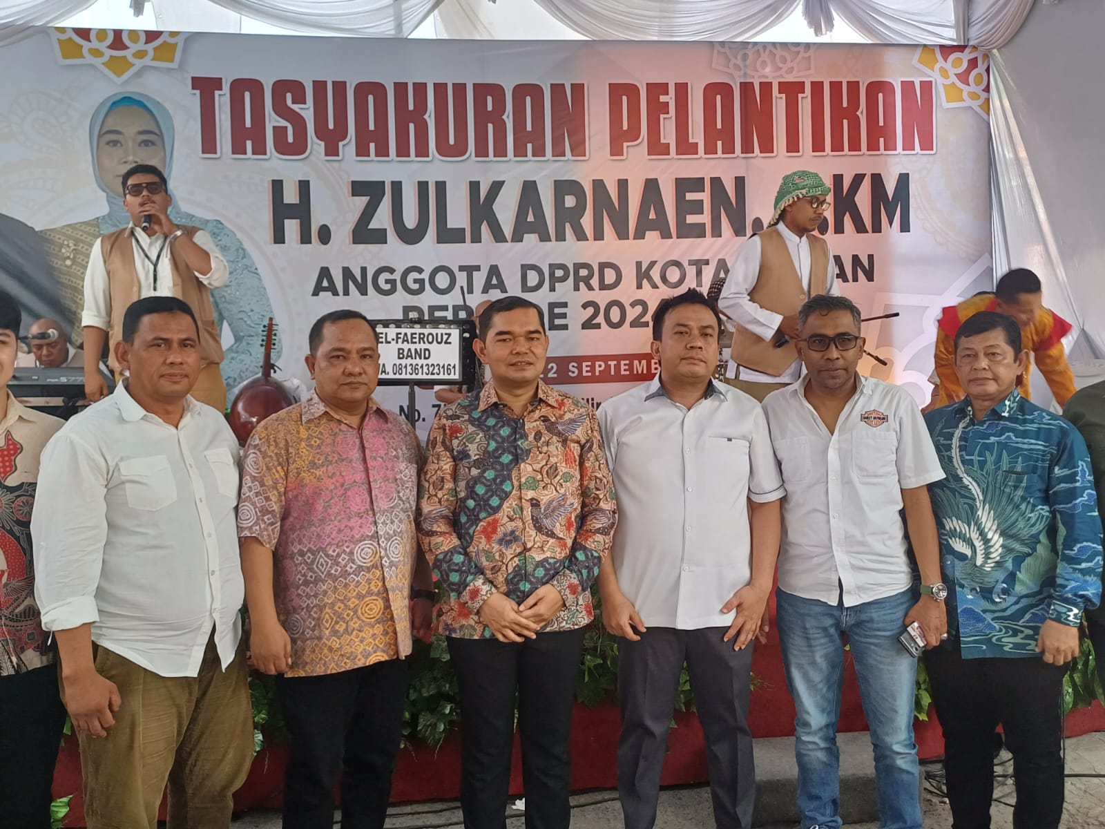 Zulkaranaen anggota DPRD Medan terpilih periode 2024-2029 foto bersama saat acara tasyakuran. BP/erwan