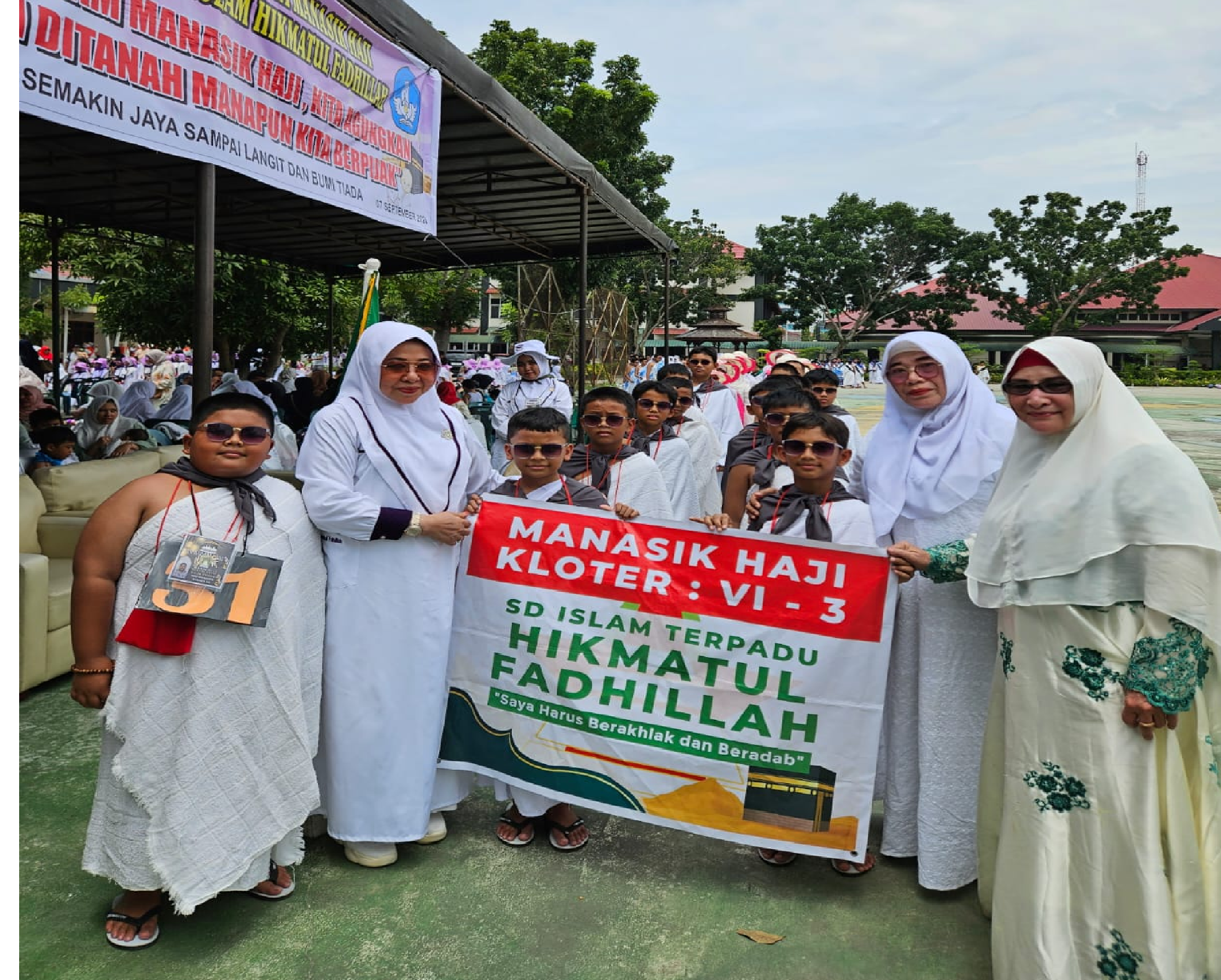 Pembina Yayasan Pendidikan Islam Hikmatul Fadhillah (sebelah kiri) Hj Hikmatul Fadhillah, SH MM