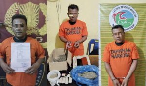 BS, seorang laki-laki berusia 37 tahun yang bekerja sebagai wiraswasta dan berdomisili di Desa Pardomuan I, Kecamatan Pangururan, Kabupaten Samosir, diamankan bersama barang bukti narkotika jenis ganja.
