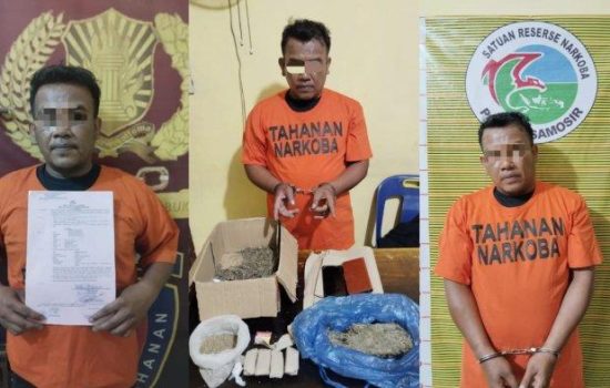 BS, seorang laki-laki berusia 37 tahun yang bekerja sebagai wiraswasta dan berdomisili di Desa Pardomuan I, Kecamatan Pangururan, Kabupaten Samosir, diamankan bersama barang bukti narkotika jenis ganja.