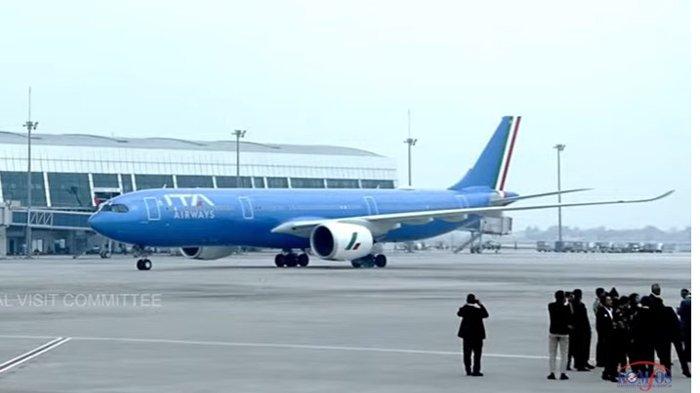 Pesawat Paus Fransiskus saat tiba di Bandara Soekarno-Hatta, Tangerang, Selasa (3/9/2024).