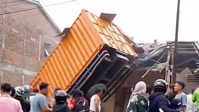 Truk Pengangkut Air Mineral Jenis Mitsubishi Fuso BK 8699 YM Mengalami Rem Blong