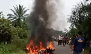 Dua unit sepeda motor yang diduga milik komplotan geng motor dibakar oleh warga