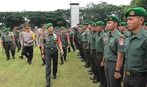 Brigjen TNI Zainul Bahar, Komandan Korem 072 Pamungkas, menginspeksi pasukan dalam apel pengamanan kegiatan Presiden Prabowo Subianto di Lapangan Rindam, Kota Magelang, pada Rabu, 23 Oktober 2024, BP/SB.
