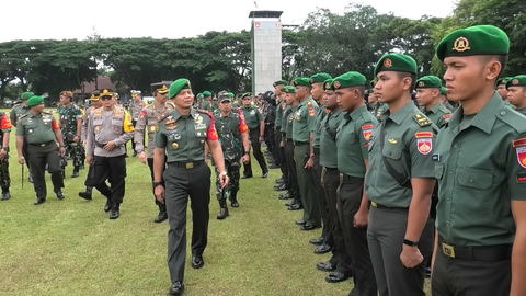 Brigjen TNI Zainul Bahar, Komandan Korem 072 Pamungkas, menginspeksi pasukan dalam apel pengamanan kegiatan Presiden Prabowo Subianto di Lapangan Rindam, Kota Magelang, pada Rabu, 23 Oktober 2024, BP/SB.