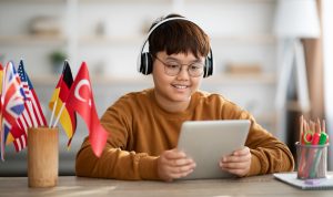 Siswa menggunakan aplikasi belajar bahasa di smartphone mereka, memanfaatkan teknologi modern untuk mempercepat penguasaan kosakata baru dalam proses belajar bahasa asing, BP/SM