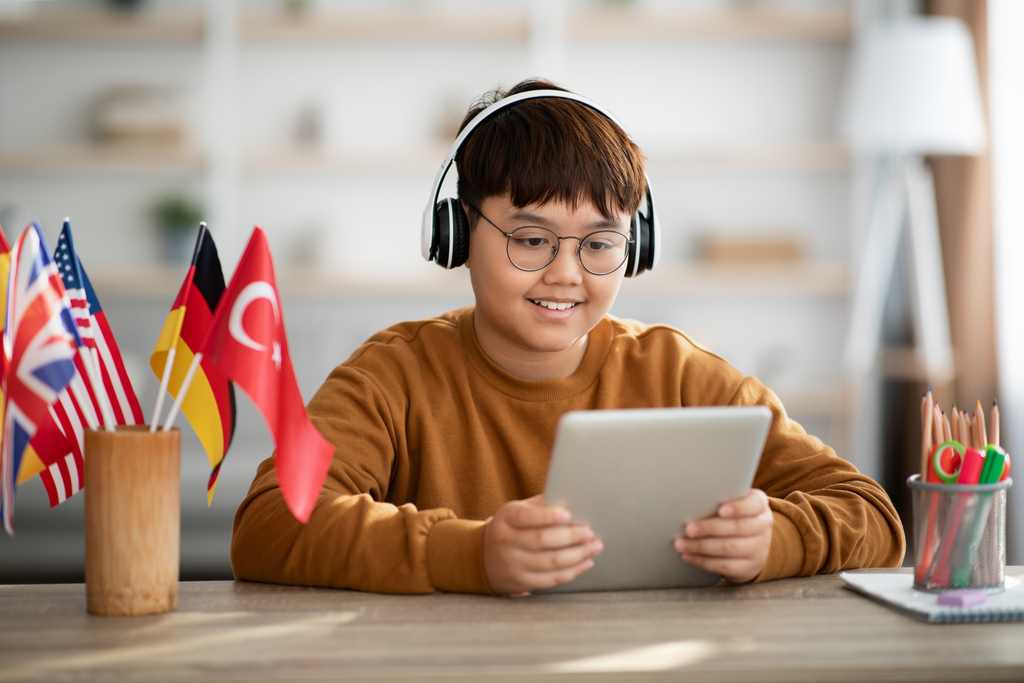 Siswa menggunakan aplikasi belajar bahasa di smartphone mereka, memanfaatkan teknologi modern untuk mempercepat penguasaan kosakata baru dalam proses belajar bahasa asing, BP/SM