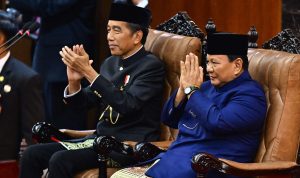 Presiden Joko Widodo (kiri) dan Presiden terpilih Prabowo Subianto (kanan) memberikan salam dalam pelantikan presiden dan wakil presiden periode 2024-2029 di Gedung Nusantara, Kompleks Parlemen, Senayan, Jakarta, Minggu (20/10/2024), BP/KMPS.
