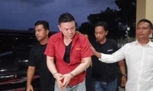 Joe Frisco Johan pelaku utama pembunhan Mutia (25) saat dihadirkan di Mapolda Sumut, BP/SS.