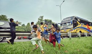 anak-anak berlari mengejar bus meminta klakson telolet, BatakPos/TP