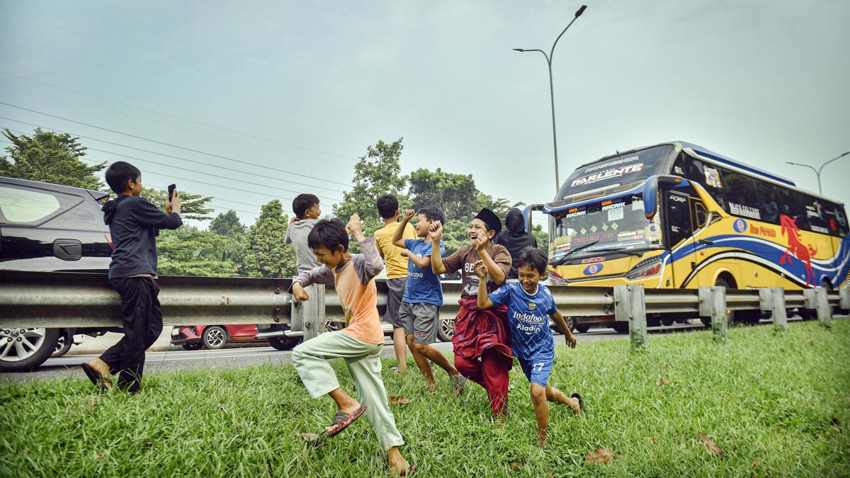 anak-anak berlari mengejar bus meminta klakson telolet, BatakPos/TP