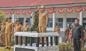 Pj Wali Kota Padangsidimpuan Timur Tumanggor saat bertindak sebagai Pembina Upacara di SMA Negeri 8, Senin (7/10-24). Foto : BP/Ist